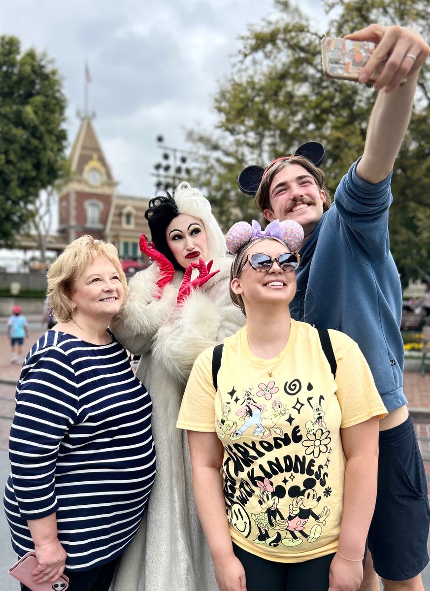 ExpertaViajera's tweet photo. Hoy iniciamos un exitoso día de actividades en #IPW24 con la invitación de #DisneyDestinations para venir a sus parques #Disneyland y #DisneyCaliforniaAdventure en Anaheim California. Aquí algunas imágenes 👇🏻👇🏻👇🏻 https://t.co/kp3rWLmofm