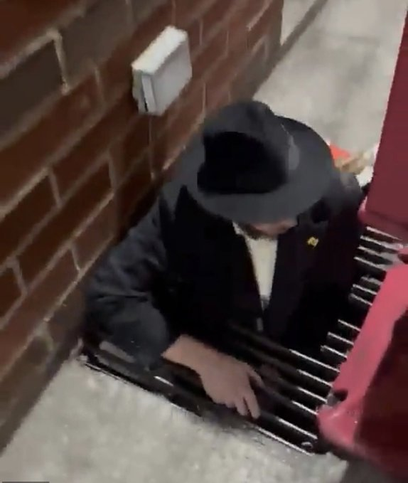 Ben Shapiro getting out of Chabad Tunnel?