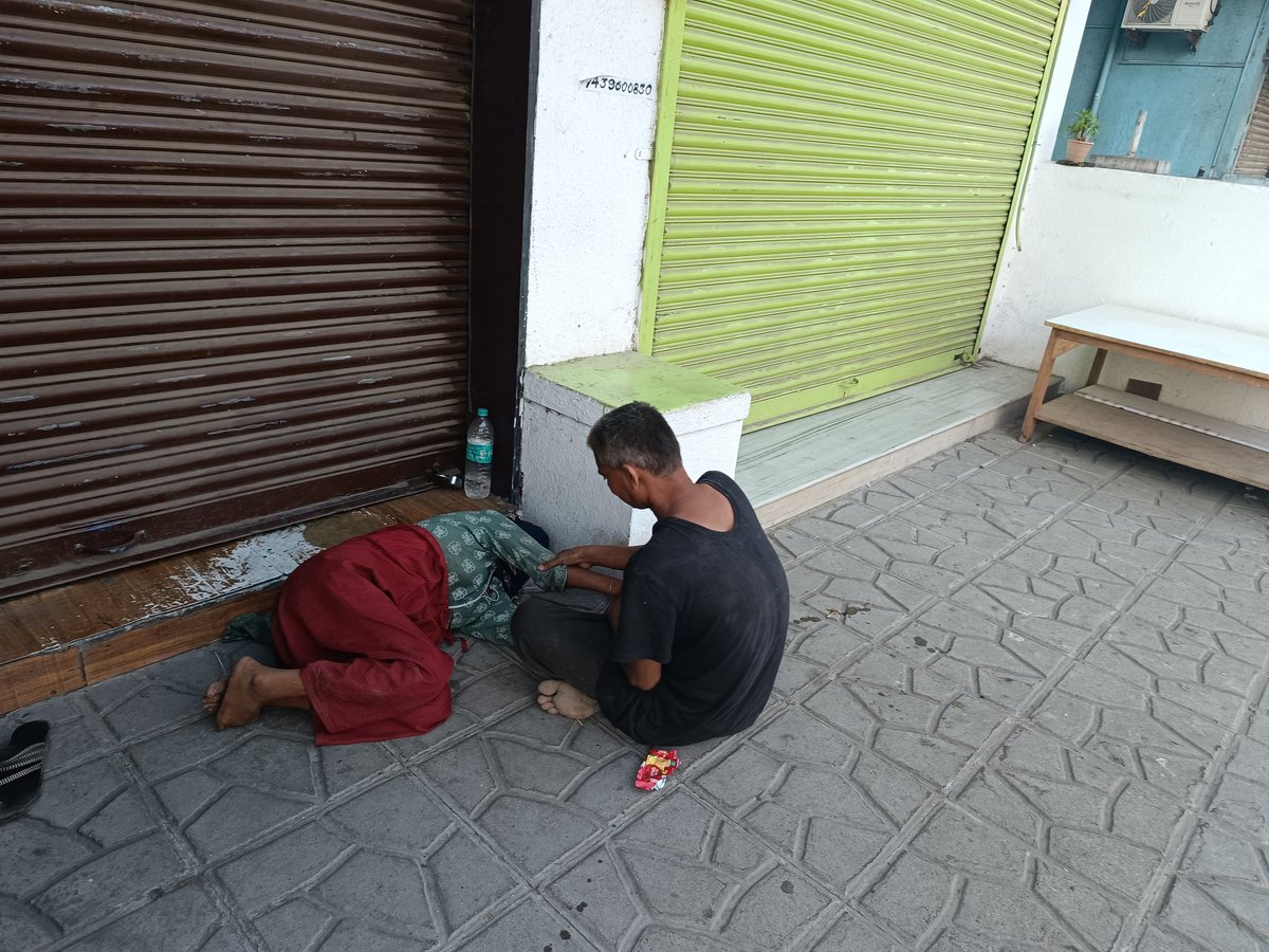 To #NaviMumbai Sector 14 residents... can you send medical help to this beggar... lady is unwell, her partner is trying to comfort her (I think)... location is Progressive Bldg, next to Shop No 3, Rama Smruti, Plot No H 11, Sector 14, CBD Belapur. 
@DGPMaharashtra @CMOMaharashtra
