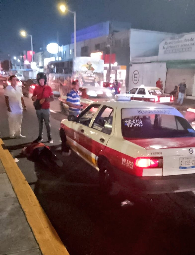 #ChismitoJarocho 📷 7:49 pm #ReporteVial Se registra accidente de norte a sur en Cuauhtémoc pasando Icazo. @AyuntamientoVer @PatyYunes #VeracruzCiudadYPuerto #PaTiPalPuerto #VeracruzPuerto #Jarochos #Veracruz2024 @vialver