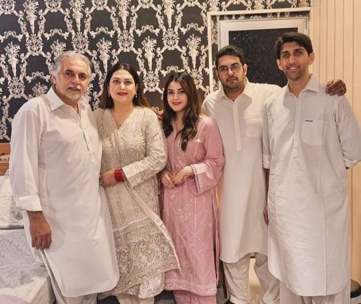 Fazeela Qazi with her family 💕💕

#fazeelaqazi #qaisarkazmi #family #akkhola #pakistanicelebs #pakistanicelebrities #entertainmentindustry #celebrities #TvIndustry #post #PostViral #postoftheday