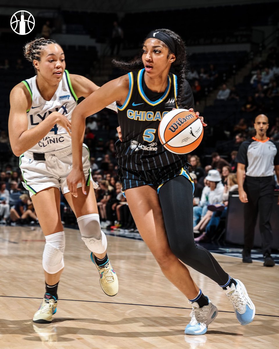 A near double-double for the Chi-Town Barbie in her WNBA debut 👏🏾 #skytown