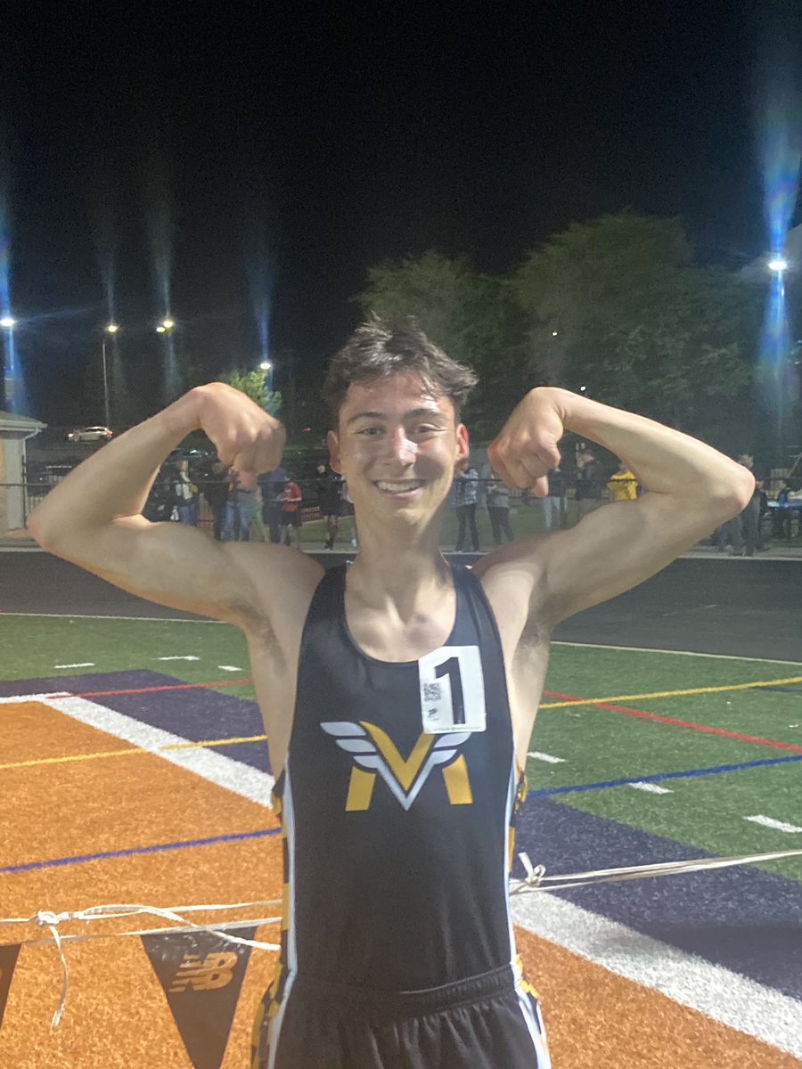 MVMensXCTF's tweet image. A HUGE update in the Varsity 1600m run at the DuPage County Championships as @austinxctf comes from behind in a thrilling finish to be County Champion! 🖤💛💪🏽
@MeteaAthletics @MeteaBoosters @meteavalley