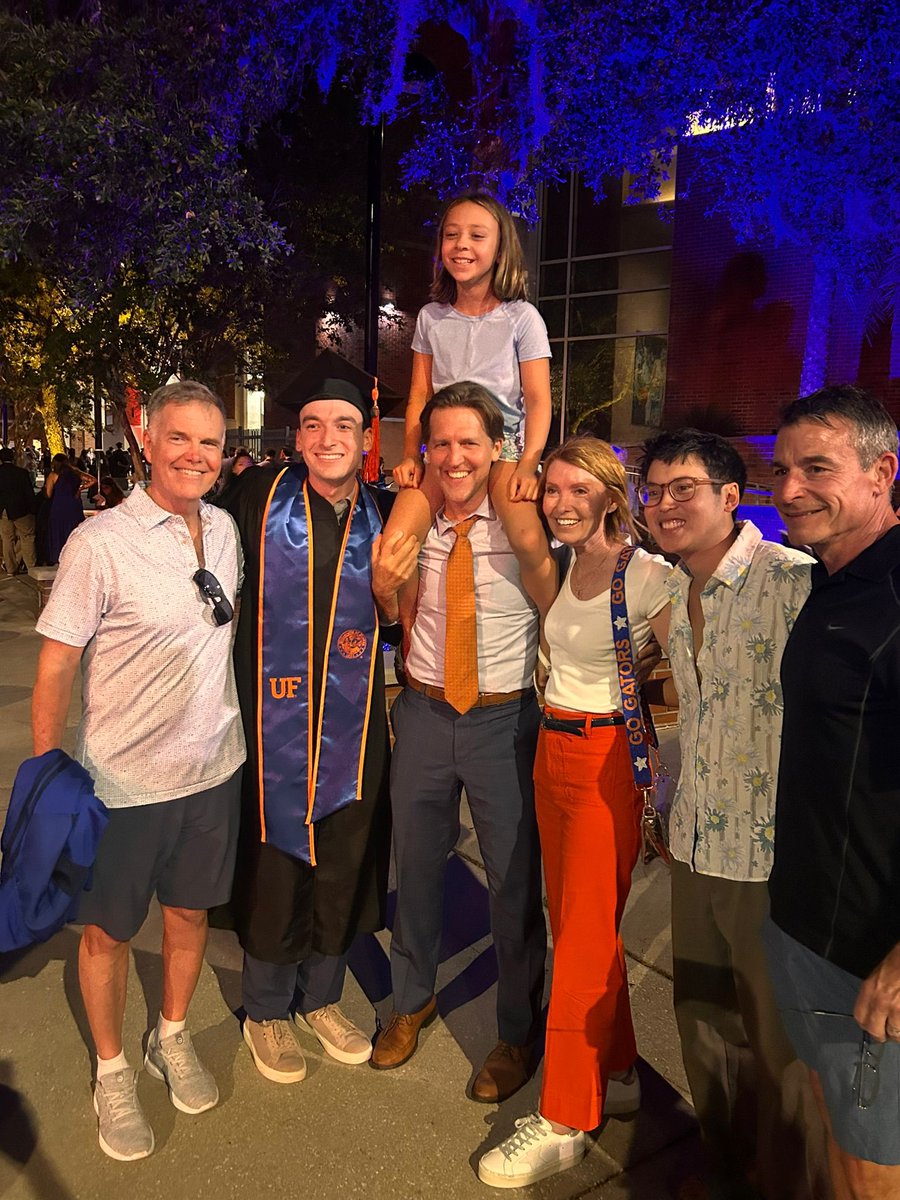 .@UF graduated 10,555 students in the #Swamp tonight. Over 700 first-gens - What a place! Go Gators 🐊 #ufgrad 🎓