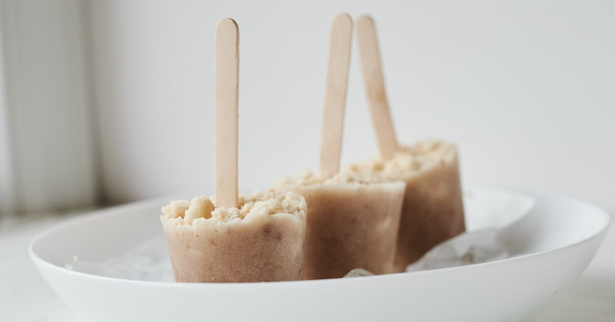 Banana Cream Pie Popsicles Recipe mamalikestocook.com/banana-cream-p…