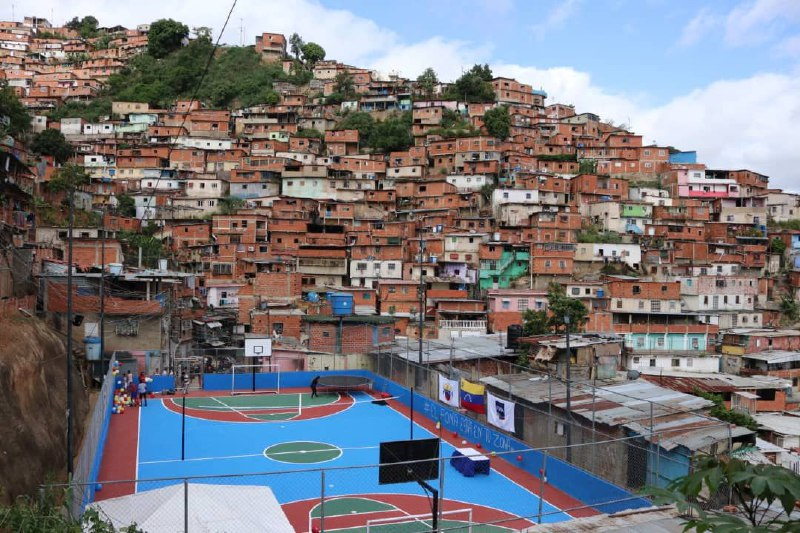 submundodocrime's tweet photo. Esta é a favela da Cota 905, em Caracas, capital da Venezuela.

O crime por lá era dominado por várias gangues, dentre elas a dos narcos El Koki, Vampis e Garbis.

Mas todas foram expulsas após uma grande operação local, ainda em 2022. 

Hoje o crime é dominado por milícias de policiais locais que extorquem moradores, desde a cobrança de uma taxa para vários serviços, até o ato de ''plantar'' drogas ou armas em pessoas em prisões falsas.