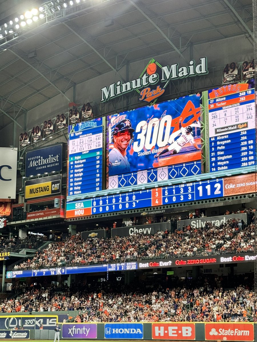 Jose Altuve with 300 career steals!