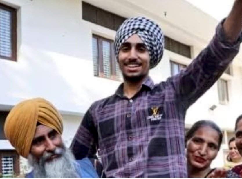 MEET EKAMPREET SINGH FROM LUDHIANA ◾TOPPED PUNJAB BOARDS IN 12TH ◾SCORED 100% MARKS - 500/500 ◾HIS FATHER IS A MECHANIC ◾DID NOT TAKE ANY COACHING ◾GOLD MEDALIST IN GATKA SPORTS MEAGRE EARNING OF A FAMILY OF 5, YET HE MADE THEIR DREAMS COME TRUE HUGE APPLAUD 👏👏