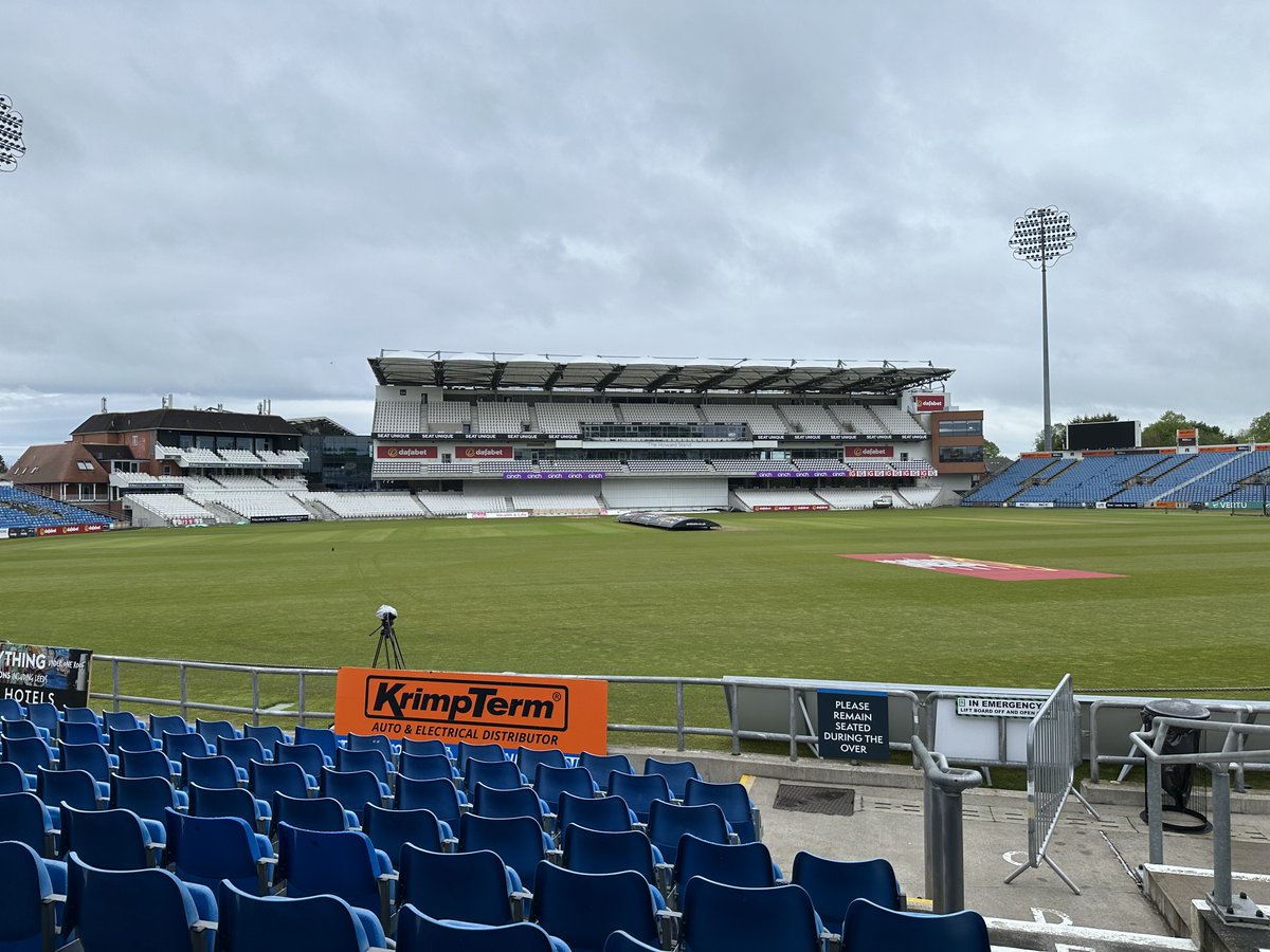 Good morning from Headingley. It's dry and overcast ahead of day two. 11am start on the cards against @GlamCricket, who will resume on 109-4.

#YORvGLA