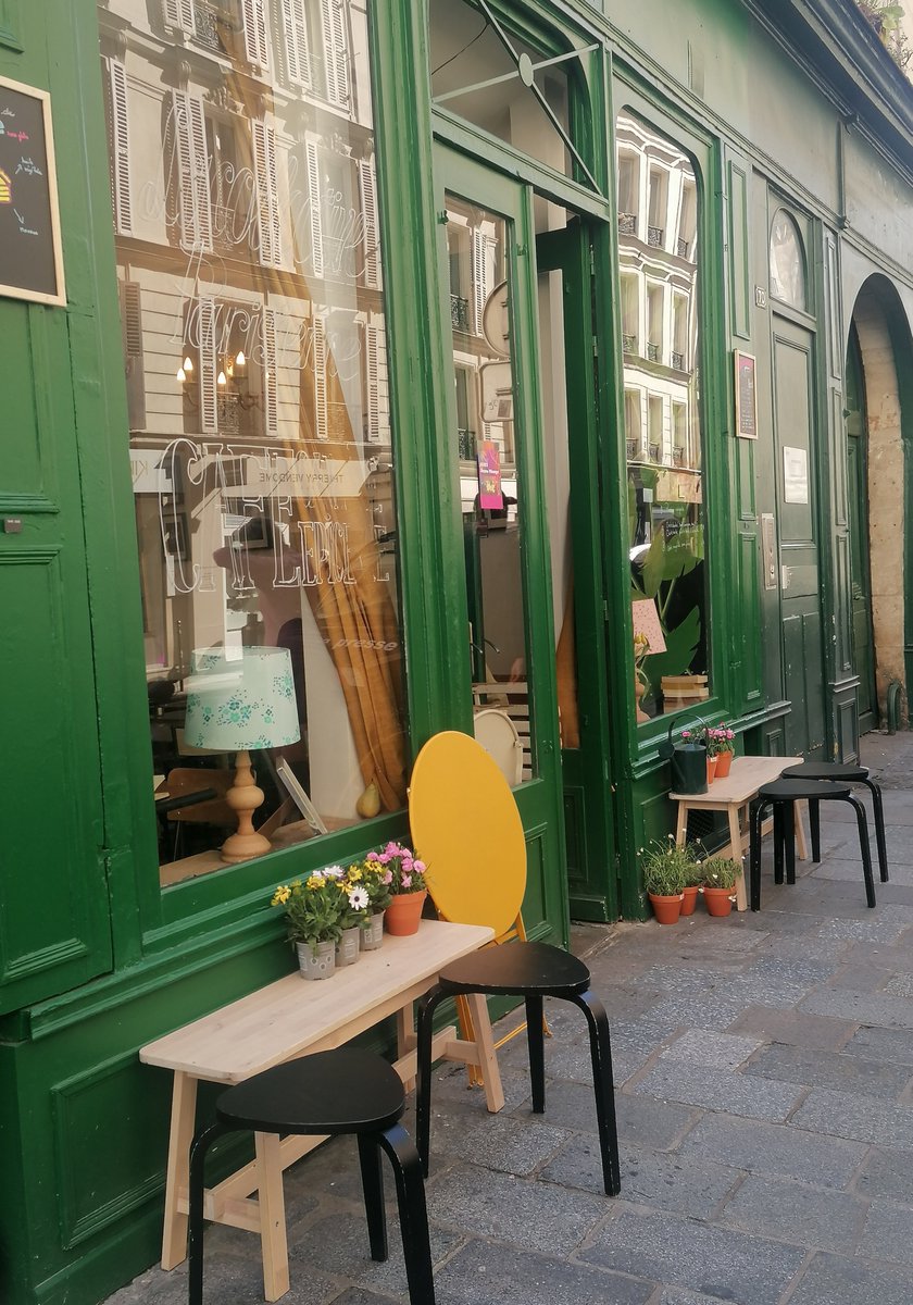 C'est un lieu associatif du quartier du Marais à l'accueil très chaleureux ou l'on peut déjeuner le midi pour max 20€ avec une cuisine maison ! Il y a des petits événements comme ce midi, un concert folk et j'y serai. Mes photos y sont exposées tout le mois de mai,suite en com👇