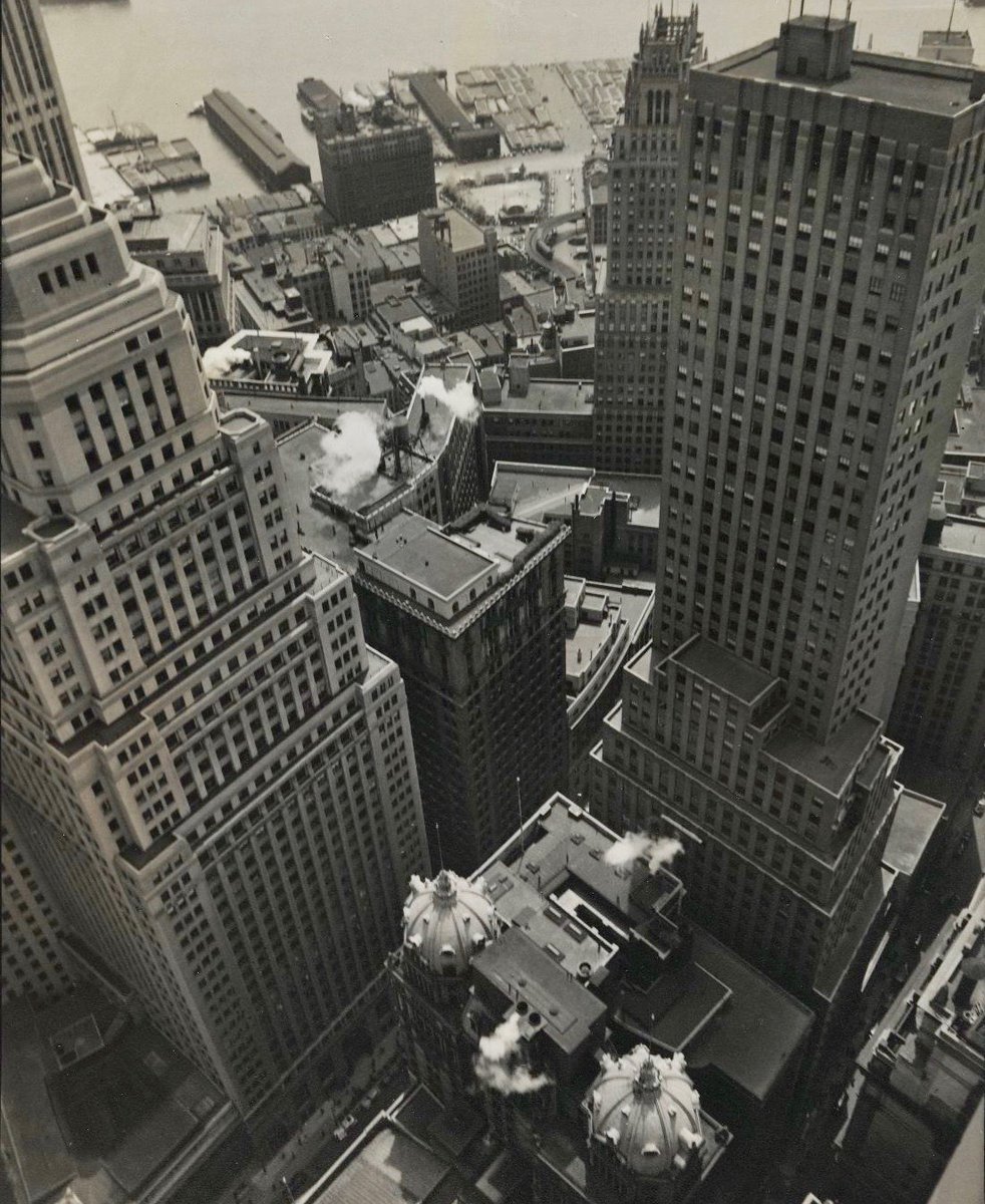 Changing New York series (1935-1938) W.P.A. Federal Art Project. May 4, 1938.
@LivingNewDeal
#BereniceAbbott #LowerManhattan #FinancialDistrict #IrvingTrustBuilding #WPA #FederalArtProject #TheNewDeal #photographers #urbanphotography #blackandwhitephotography #architecture