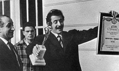 Il #4maggio 1959 consegnati per la prima volta i #GrammyAwards, gli Oscar della musica. “Nel Blu Dipinto di Blu” (“Volare“), cantata da #DomenicoModugno, autore anche delle parole insieme a Franco Migliacci, è premiata come migliore canzone e migliore registrazione del 1958.