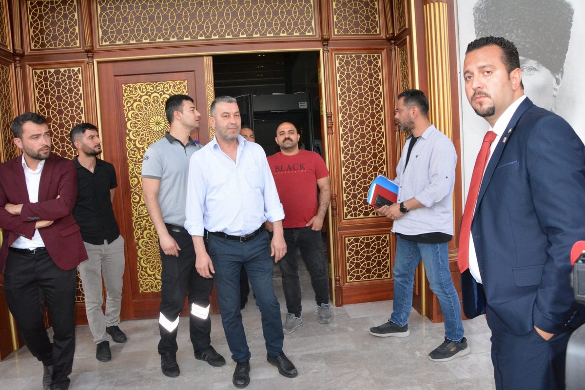 Yunusemre Belediyesi'nin AK Partili eski başkanı Mehmet Çerçi, makam odasındaki lüks eşyaları almak istedi. CHP'li belediye yönetimi eşyaların Çerçi'nin parasıyla alındığının ispatlanmasını istedi ve eşyaları vermedi. [dha]