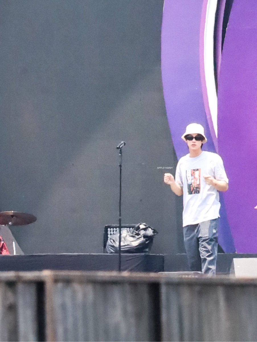 Appleyammy's tweet image. วันนี้ไบร์ทใส่ชุดมา Sound Check น่ารักจัง ไปยืนท่ามกลางแดดร้อน ระวังด้วยน้า
ส่งกำลังใจอยู่หน้าเวทีนะค้าบ 
(ปล.ครอปรูปมาจากระยะไกล 🙈)

COSMOS MF x BRIGHT 
#COSMOSBEARxBRIGHT
#COSMOSBEARMUSICFESTIVAL
#COSMOSBEAR
#bbrightvc