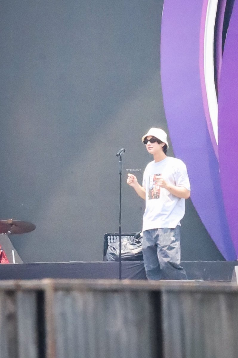 Appleyammy's tweet image. วันนี้ไบร์ทใส่ชุดมา Sound Check น่ารักจัง ไปยืนท่ามกลางแดดร้อน ระวังด้วยน้า
ส่งกำลังใจอยู่หน้าเวทีนะค้าบ 
(ปล.ครอปรูปมาจากระยะไกล 🙈)

COSMOS MF x BRIGHT 
#COSMOSBEARxBRIGHT
#COSMOSBEARMUSICFESTIVAL
#COSMOSBEAR
#bbrightvc