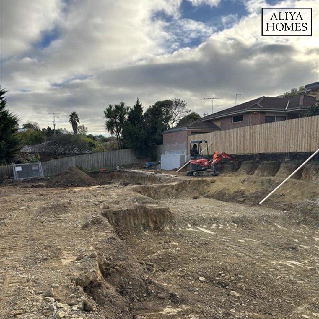 📍Doncaster East 
At Aliya Homes, we began construction on the retaining wall in Doncaster. This key phase ensures a solid and stable foundation for the entire project.

#Aliyahomes #foundation #excavator #siteprogress #newproject #construction #builders #melbourne #australia