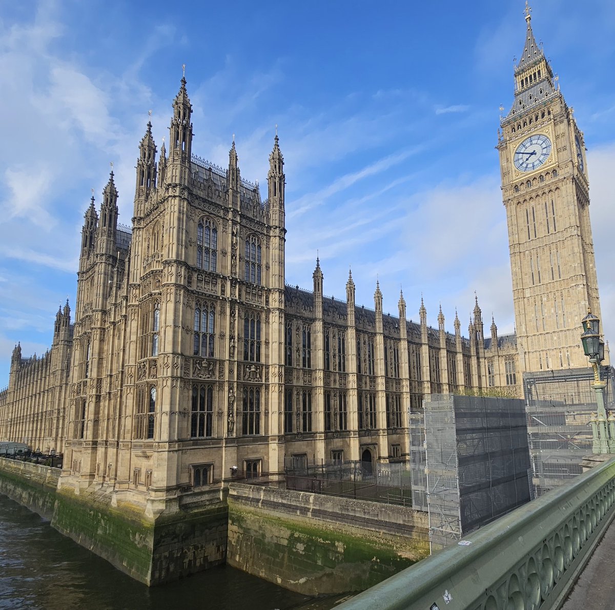 Good morning from Westminster Bridge SW1 outside one of Londons most magnificent buildings which unfortunately is frequented by despicable people ,At least the clocks showing the right time,Have a wonderful day everyone🕑☀️👌