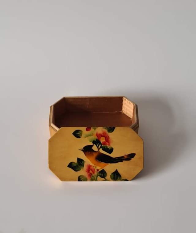 Collectable Curios' item of the day... Vintage Japanese Bird Wooden Box

collectablecurios.co.uk/product/vintag…

#Japan #WoodBox #Box #Trending #Home #PreLoved #ShopBelfast #ShopVintage #ShopLocalNI #SupportLocalNI #StGeorgesBelfast #StGeorgesMarket #StGeorgesMarketBelfast #VarietyMarket