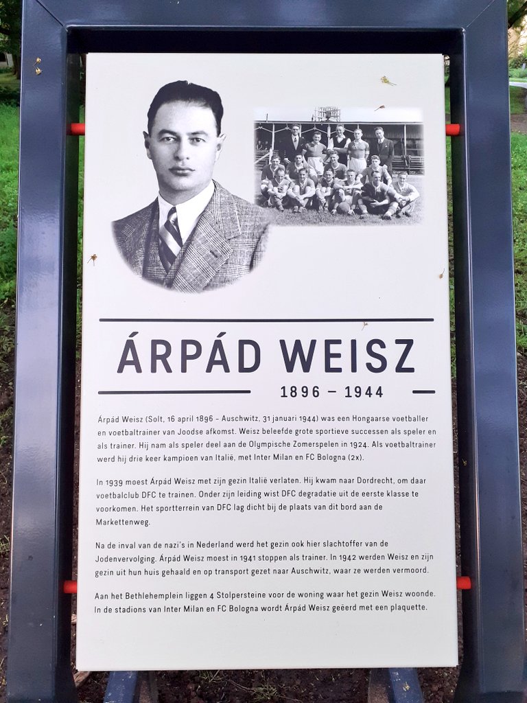 In Dordrecht is gisteren een informatiebord onthuld over Árpád Weisz, de Joods-Hongaarse toptrainer die na zijn vlucht uit Italië trainer bij DFC werd. Weisz en zijn gezin werden vermoord in Auschwitz. #4mei #dodenherdenking 🙏