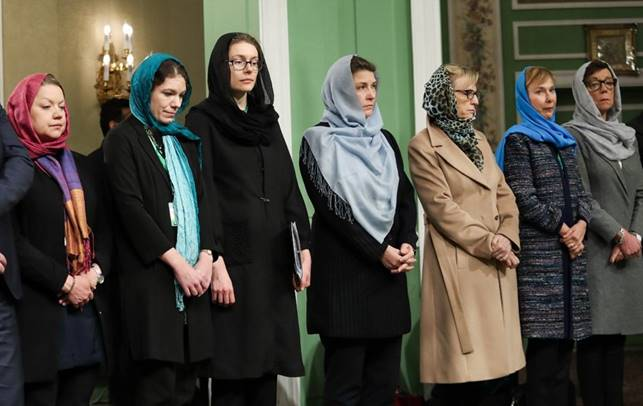 Nu massmördas kvinnor i #Iran som slängt slöjan, detta förtryck som jämställer tjejer med boskap i allt för många länder, & fd svenska #Regeringen stödde massmordet med slöja på i #Iran, de som sa att #munskydd inte var svensk tradition! #svpol #Sweden #Swedengate #Linde #SWE