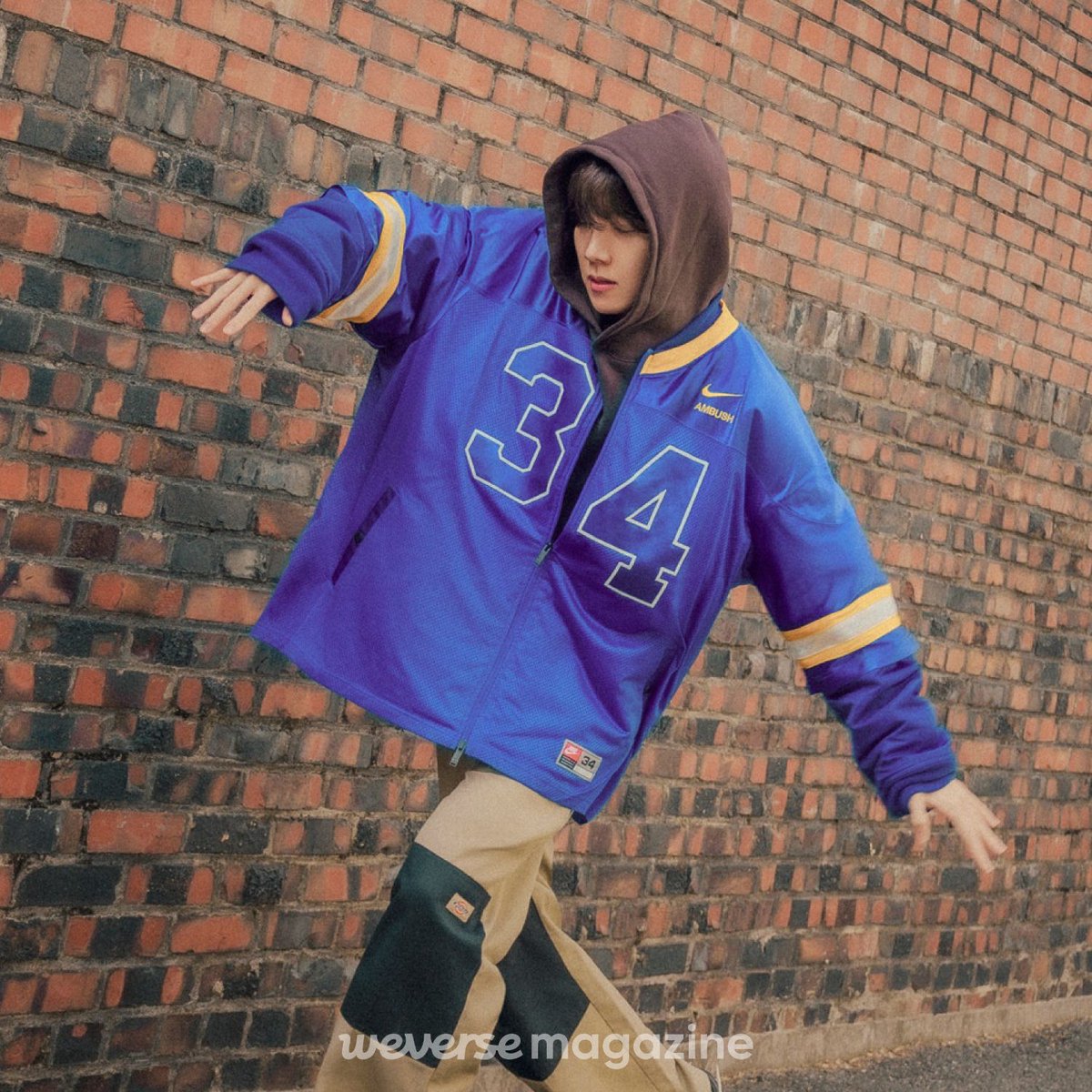 [Weverse Magazine] It’s j-hope’s song, j-hope’s dance, and j-hope’s street A review of HOPE ON THE STREET VOL.1 Want to know more? Go to Weverse Magazine! ENG: bit.ly/4aTXkMJ KOR: bit.ly/3UmGajE JPN: bit.ly/3UBVSbW #Weverse #Weverse_Magazine