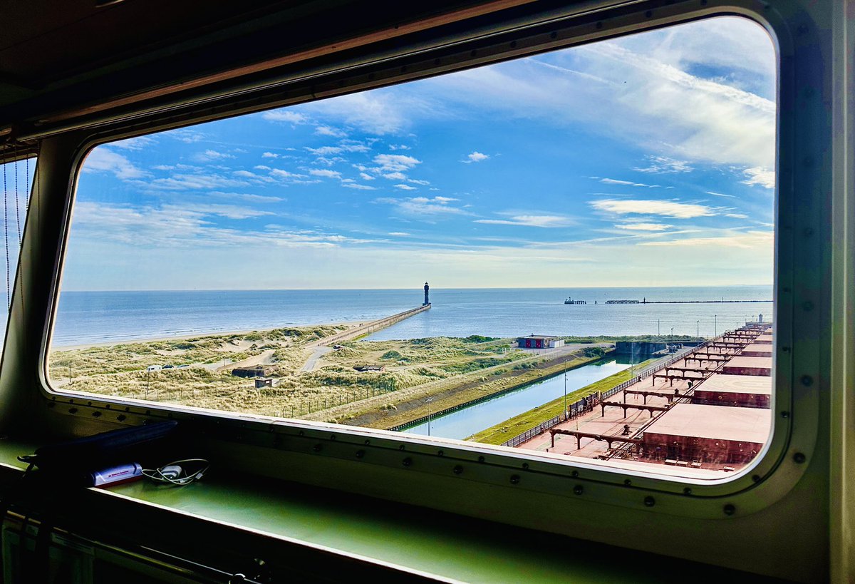 NhVD1805's tweet photo. View from the office. ☀️🌊 https://t.co/8N2WE2oEXx