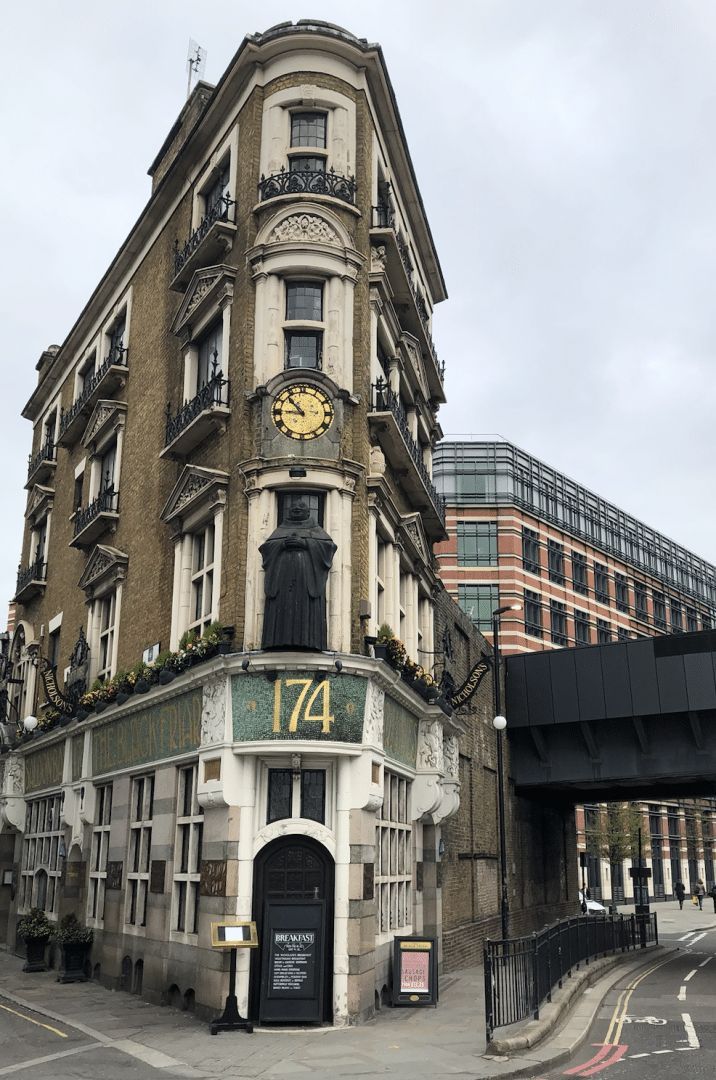 Have you ever admired these Fitzrovia mosaics? Built for T.J. Boulting & Sons in 1904, one of the designers was also behind the lovely Blackfriar Pub. When you see them side by side you can see the similarities! Read more about the history here: buff.ly/3whi1mE