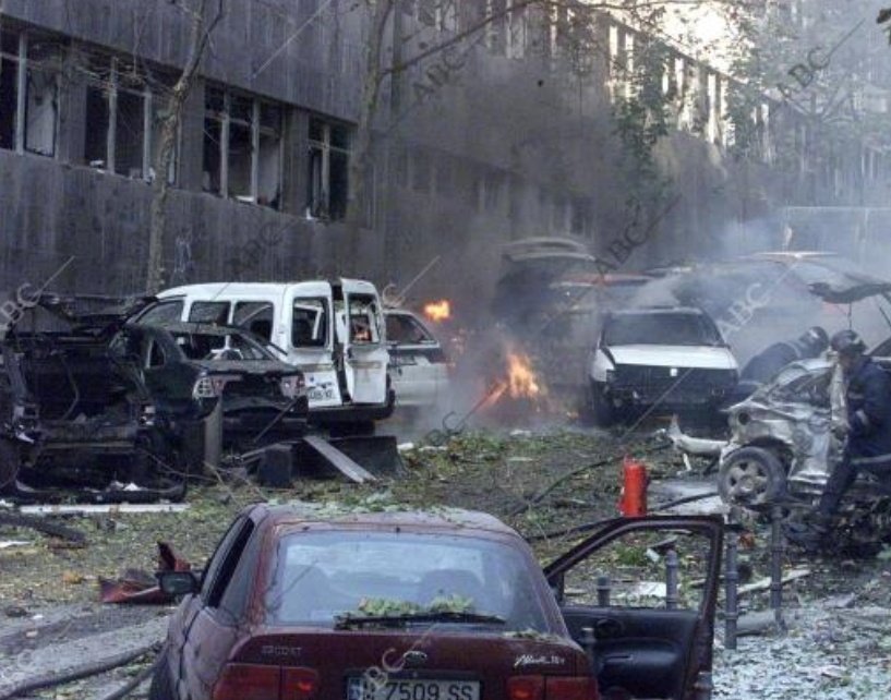 El 6 de noviembre de 2001, a las 9.08, un coche bomba explotó en Madrid. 

Minutos después la sala del 092 recibió una llamada.

- 'Les llamo porque ha habido un atentado ...'
- 'Lo sabemos'
- 'Es que tengo localizados a los terroristas. Los estoy siguiendo'
- '¿COMO?'

1/10