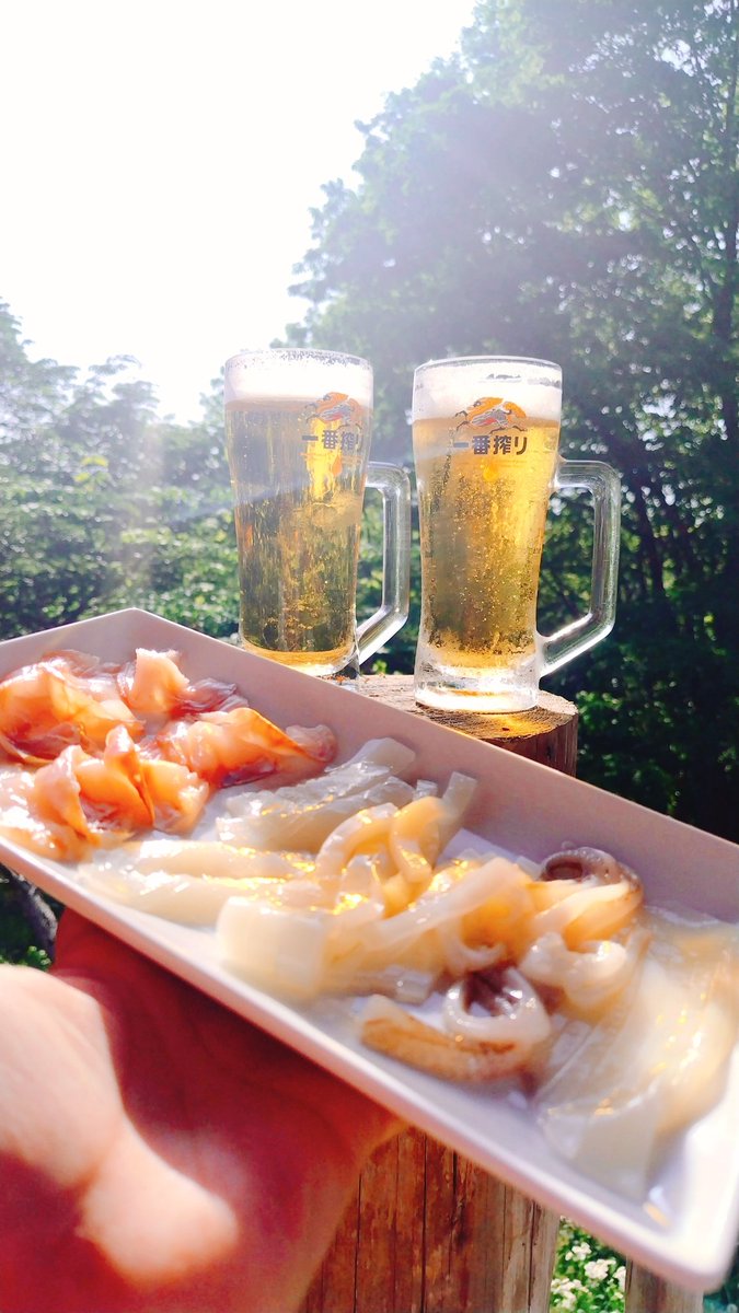 生ビールと刺身！メバルとイカはオーナーが釣ってきた差し入れ！