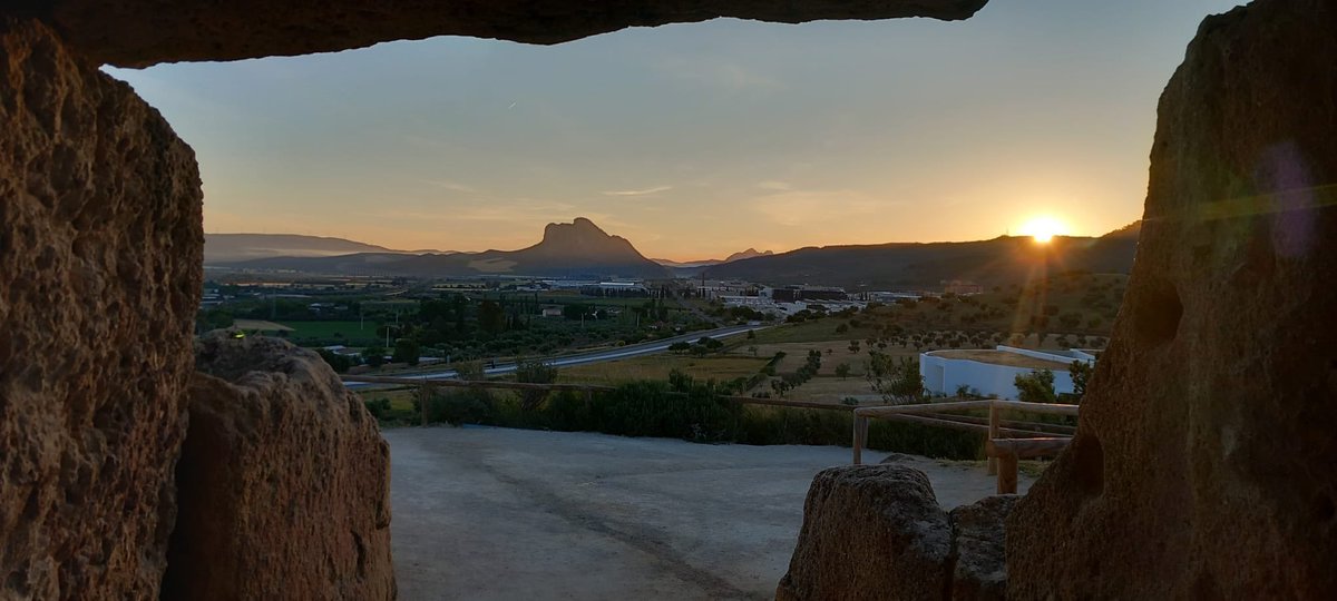 Buenos días desde #Menga 🌄
¡Qué salga el sol por #Antequera! 

#DólmenesdeAntequera 
#DespiertaConArte @CulturaAND 

🕗 07:35 horas