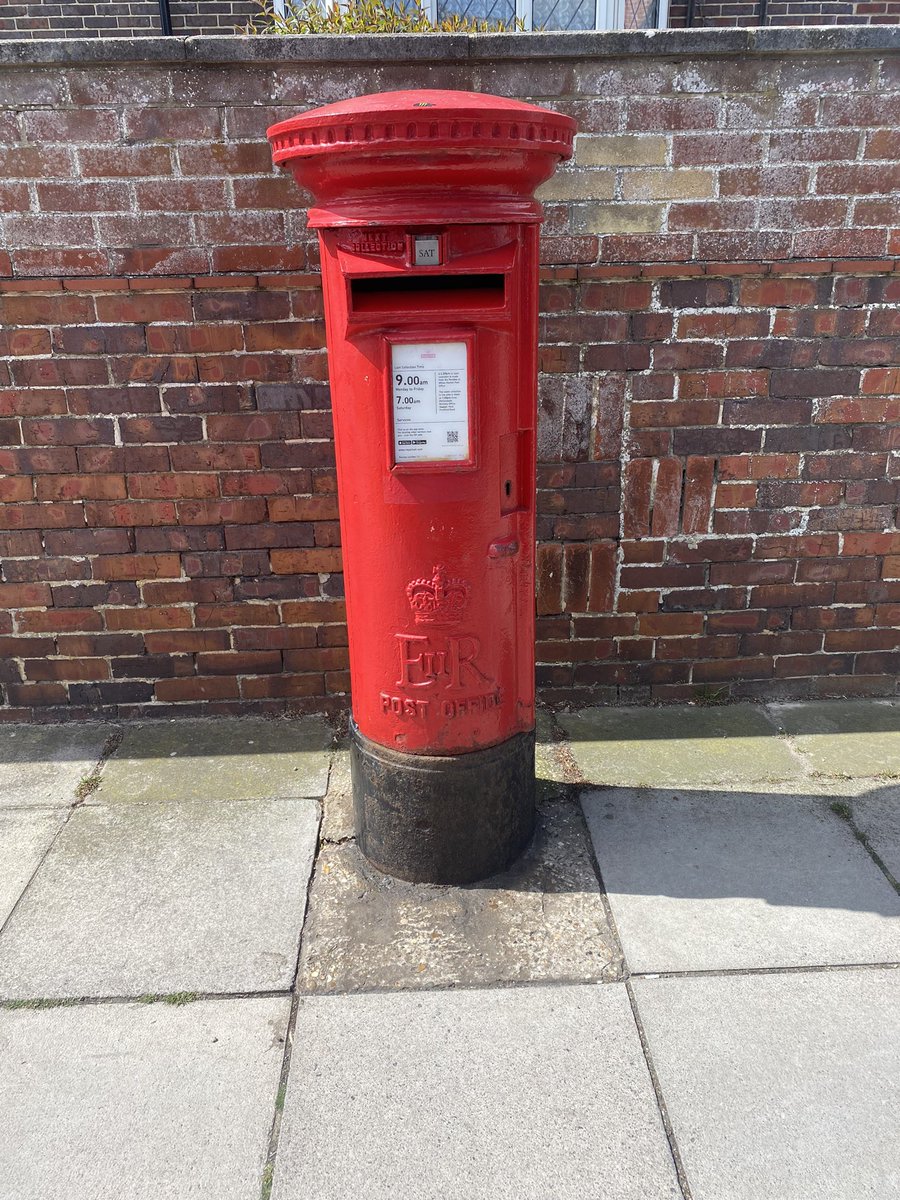 An EIIR looking like it should be on the sleeve of an early 80s New Wave album… maybe the Jam? #PostboxSaturday