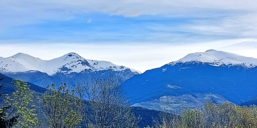 Ja hem encetat el maig però els Torreneules i el Balandrau es lleven així, engalanats de neu nova. Fa temps que no els veia així, ben entrada la primavera. Quin goig!
#Campelles #Ripollès