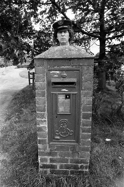 Tom Baker on location at Hever Castle, 1982 #PostboxSaturday