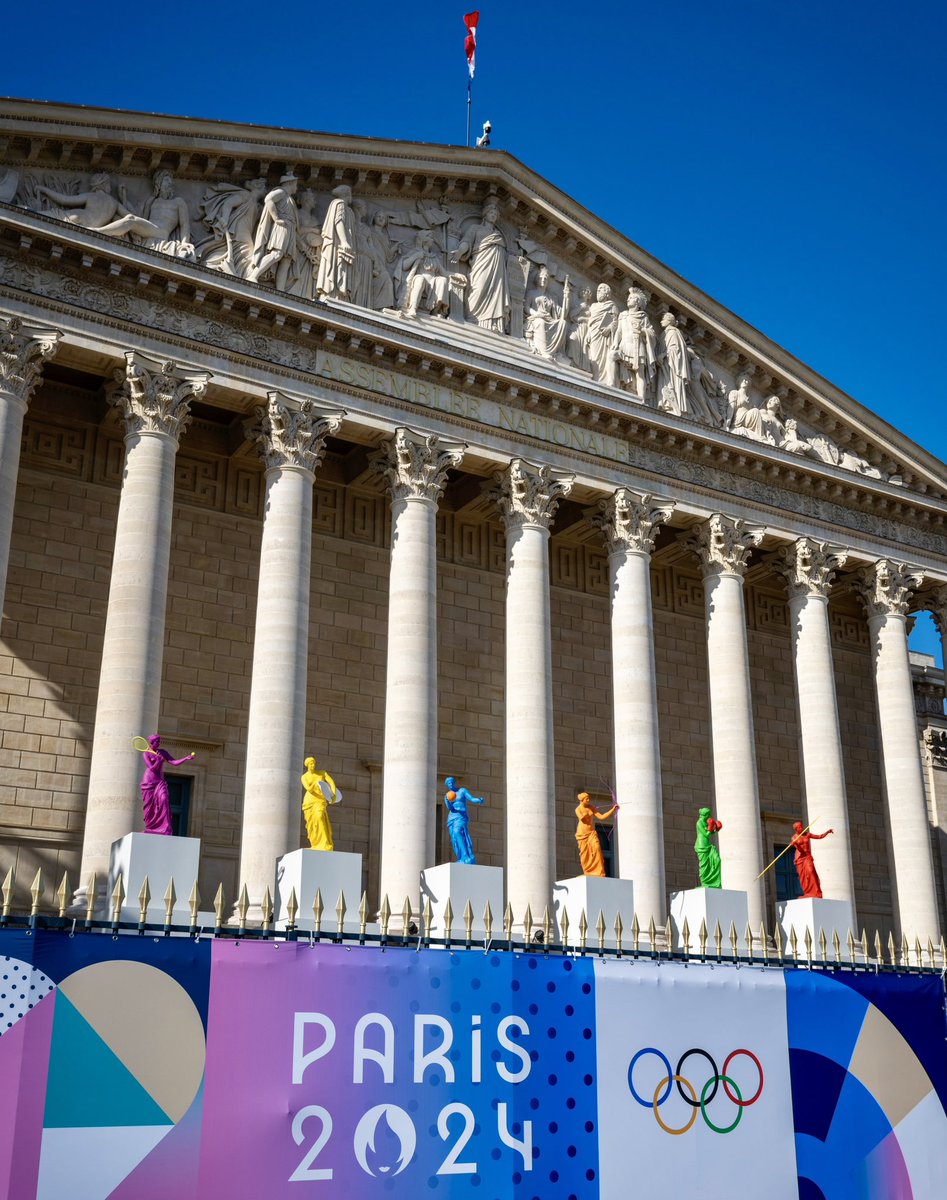 Il y a 100 ans, Paris accueillait les JO d’été en 1924. 100 ans plus tard, l'@AssembleeNat et nos Vénus aux couleurs des jeux se tiennent prêtes pour accueillir le passage de la flamme olympique de @Paris2024, portée par le doyen des anciens députés, Jean Turco !