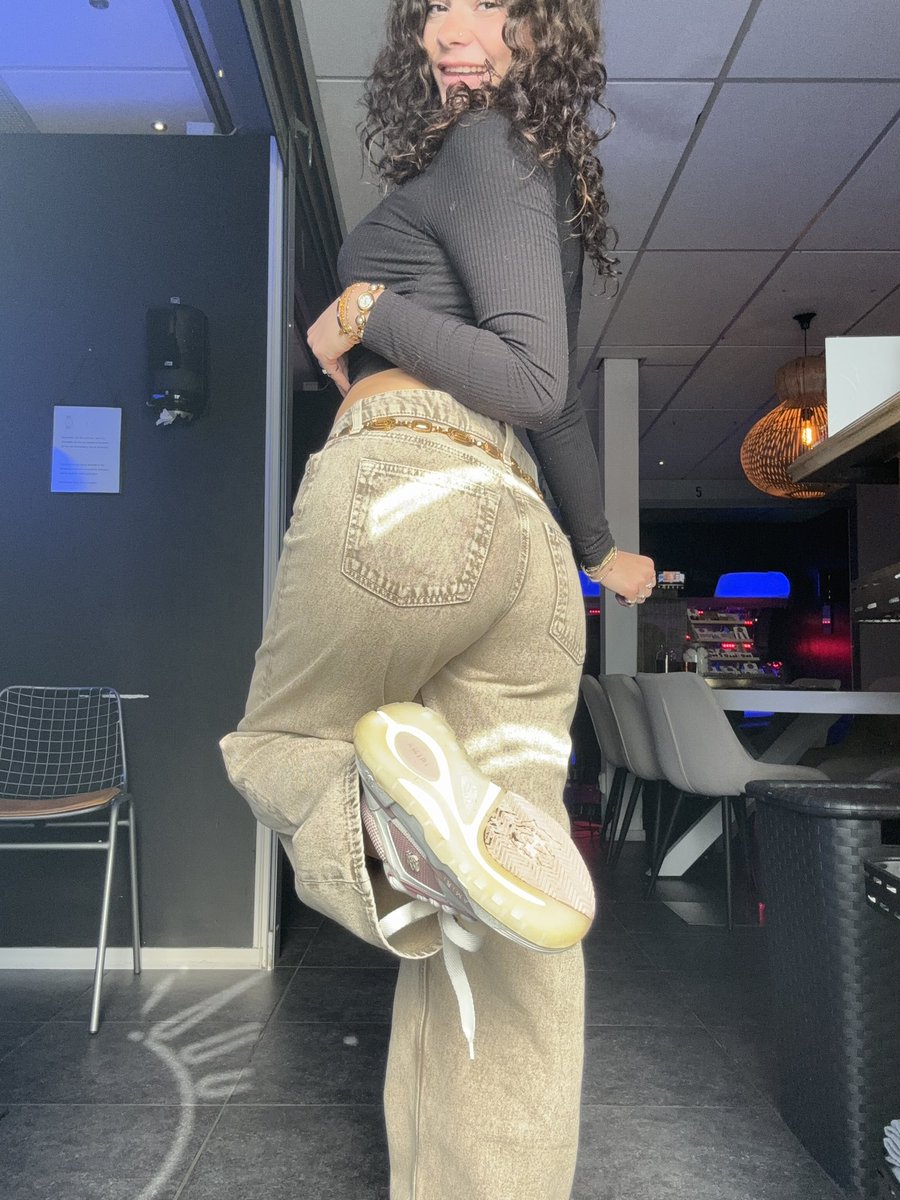 enchantingbully's tweet image. Anyways here are the new jeans💁🏻‍♀️
Haven’t been very active these last couple of days….. i will be once you dummies start acting right💋

Findomme humanatm wallets drain geldslaafje tikkieslaaf