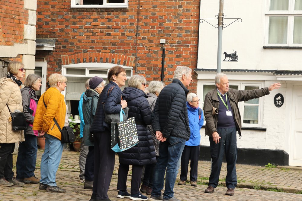 Walk through Amersham’s history! Join our experienced guide on our walk on Sun 5 May to explore the town, find out about past inhabitants, & discover its fascinating buildings. Starting at 2:30pm from the Museum To book go to amershammuseum.org/event/walk-ear… or turn up on the day