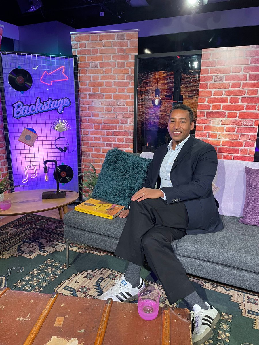 ciarace's tweet photo. Tomorrow at 7pm on #BackstageITV
🎨We hear from artists at the Gypsy Makers exhibition
👗@djocallaghan02 meets fashion designer Alycia Hirani
🎹Meg Ella performs a stunning song from her debut EP
🖼️Tate Modern international art curator Osei Bonsu is in the studio with Nest https://t.co/gT9X5o1jWr