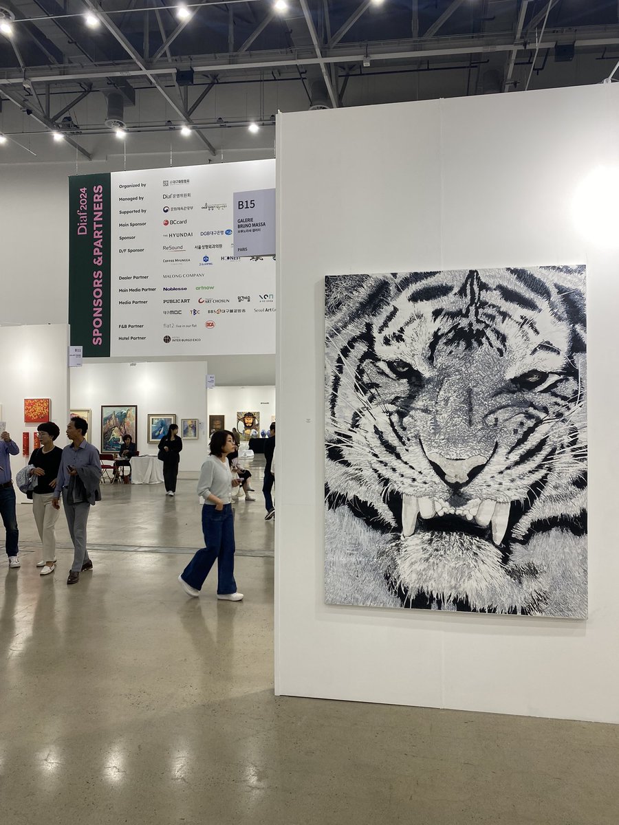 Discover the Tiger 🐅 by STRAS BEAR at DIAF 2024 in Daegu Korea #galeriebrunomassa #strasbear #diaf2024 #daegu #korea #artfair #artshow #artist #tiger 🇰🇷