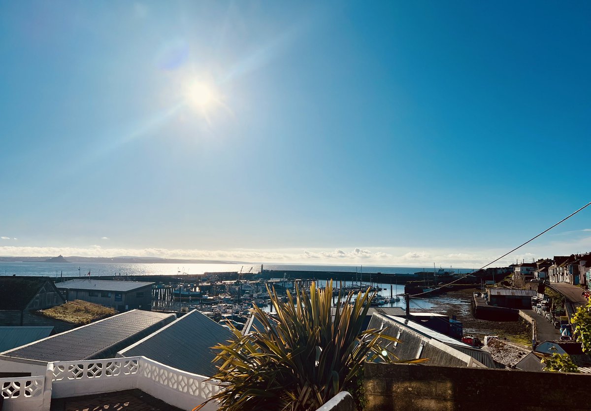 🎵 The sun ☀️ has got his hat on 🎵 #NewlynHarbour