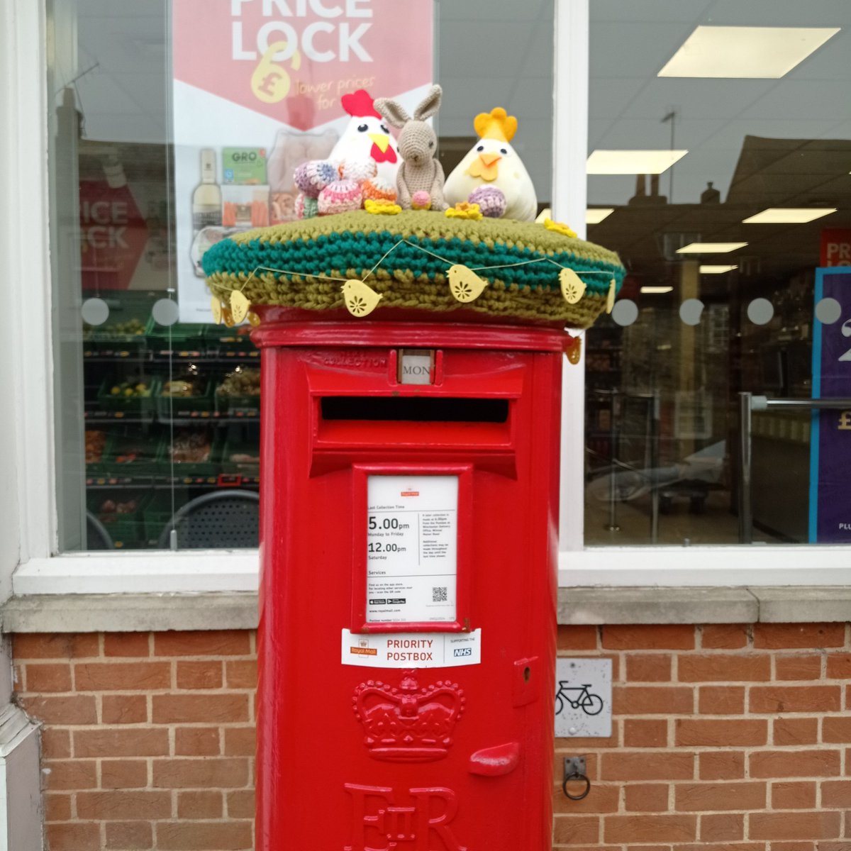 A #postbox I've shared before from Alresford in #Hampshire but this time with an #Easter #Topper for everyone to enjoy. #PostboxSaturday #KnittedPostboxTopper @artcath @letterappsoc