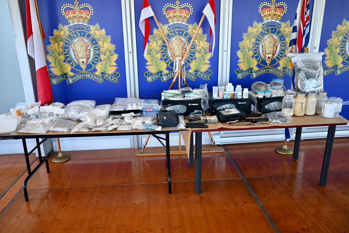 🇨🇦 @BurnabyRCMP 2 April seizure of 10 kg presumptive #fentanyls, #Oxycontin, #Percocet #Hydromorphone (#Dilaudid), #Xanax 💊, cocaine & methamphetamine; 3 arrested from Burnaby-DTO. @Safety_Canada @INCB_OPIOIDS @CanBorder @INCB_GRIDS 👉shorturl.at/nzH16
