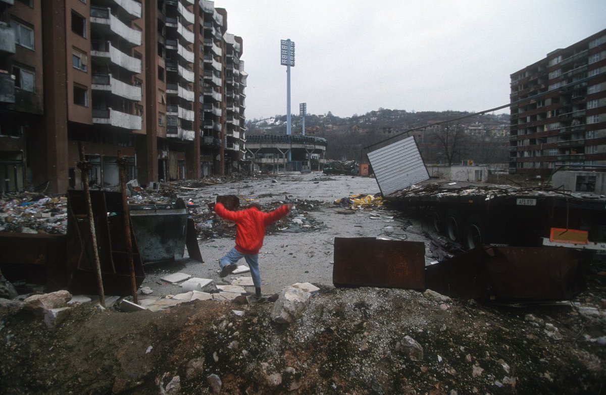 Na današnji dan, 4. maja 1992. godine, zapaljen je Stadion Grbavica, simbol otpora Sarajeva.

#Grbavica

Slika nastala u martu 1996. godine
Photo©️Alexandra Boulat