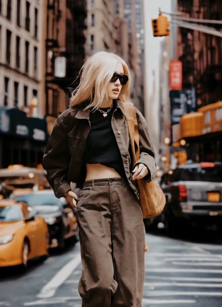 rosé casually walking in nyc streets looks like a photoshoot😭