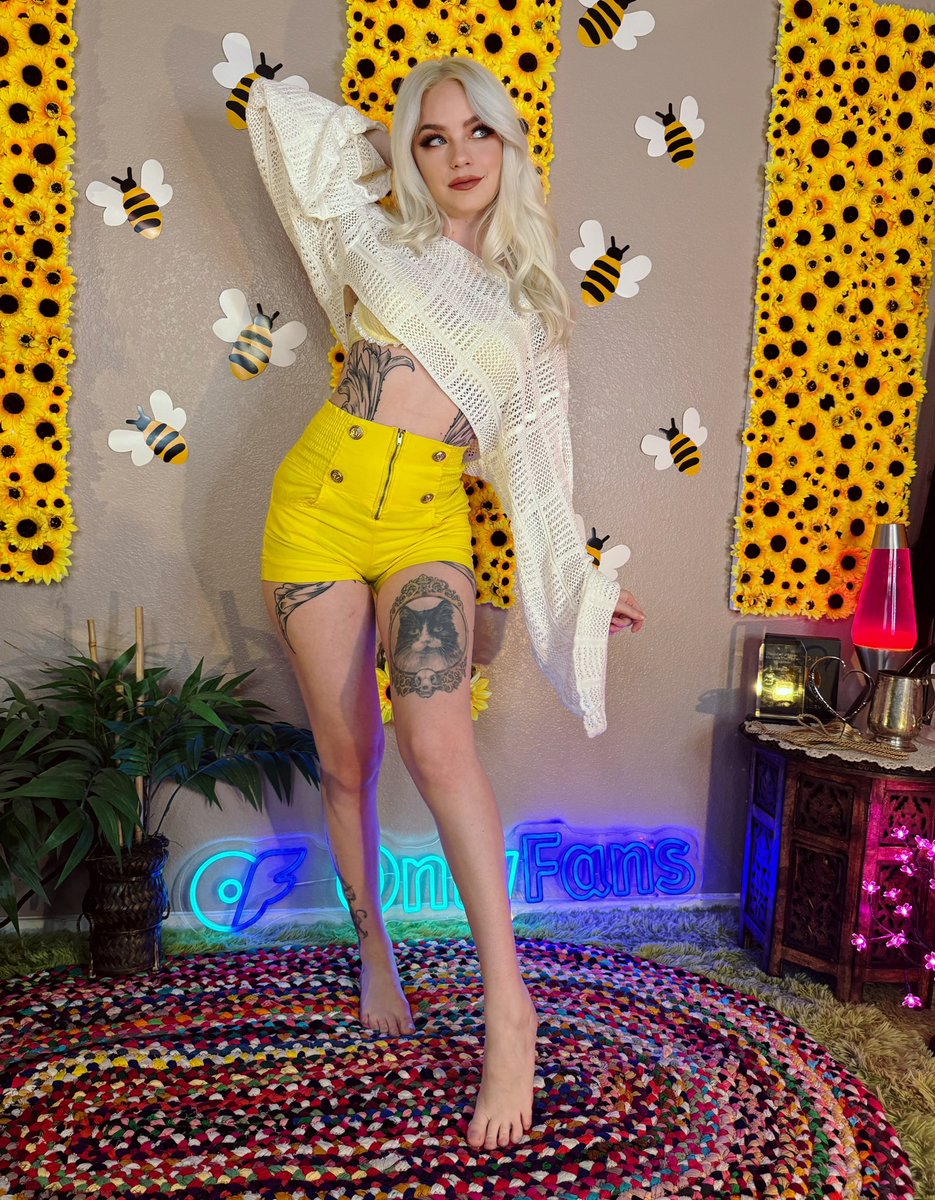 Back in my cam room with the May setup 🐝🌼 Come hangout with me!!