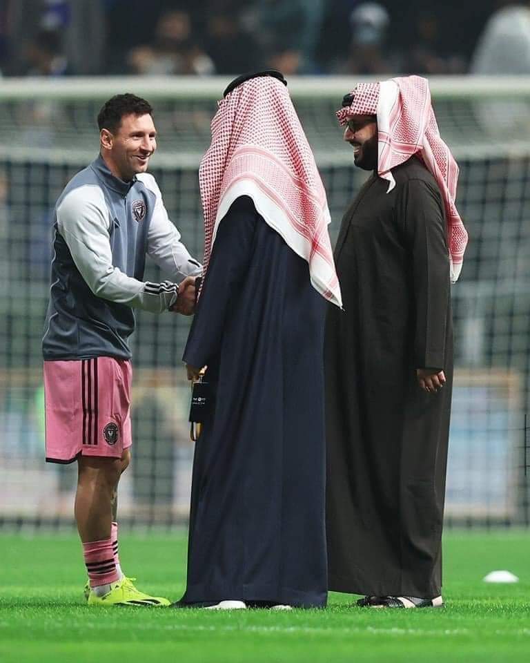 🚨Al Hilal owner is one of Messi's biggest fan. He Offered him 1.5 Billion, and Leo Messi rejected it, but still loves and admires The Greatest Of All Time🐐🩶