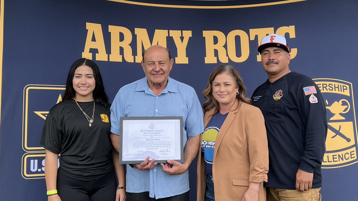 🎉 Congratulations to Valley HS student Rosalyn Pena for receiving an ROTC Scholarship! Presented by Major Victor Shen & w/ Congressman Lou Correa in attendance, Rosalyn marks a historic moment as the first SAUSD student to achieve this honor🇺🇸

#WeAreSAUSD #SAUSDGraduateProfile