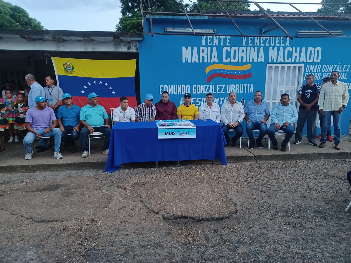 VenteAnzoategui's tweet image. 🔵¡Inauguración de la sede de Vente Venezuela en Santa Ana! 

Se ha instalado una casa azul en el municipio Santa Ana este #3may, con la presencia de líderes políticos y vecinos que respaldan a @EdmundoGU y nuestra líder @MariaCorinaYA. 

¡Nuestro compromiso es inquebrantable! 🇻🇪