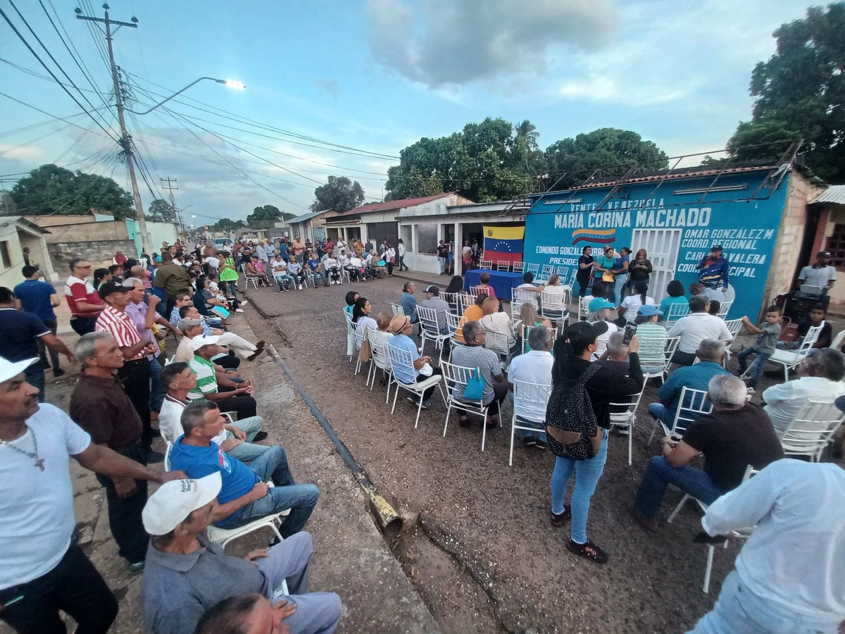 VenteAnzoategui's tweet image. 🔵¡Inauguración de la sede de Vente Venezuela en Santa Ana! 

Se ha instalado una casa azul en el municipio Santa Ana este #3may, con la presencia de líderes políticos y vecinos que respaldan a @EdmundoGU y nuestra líder @MariaCorinaYA. 

¡Nuestro compromiso es inquebrantable! 🇻🇪