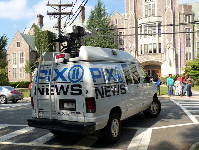Officials: 3 pedestrians, including 2 children, struck by NYC-based news van in Elizabeth
🔷van belonging to WPIX
newjersey.news12.com/officials-3-pe…