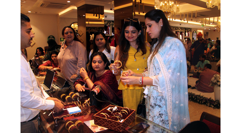 Tanishq unveils grand new store in Jammu #JammuNews #DailyUpdate #Gold #Dimond #WomensArt dailyexcelsior.com/tanishq-unveil…